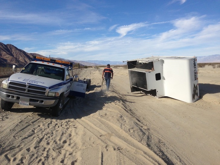 그림입니다. 원본 그림의 이름: Help-arrived-to-take-the-damaged-Wolf-Creek-camper-out-of-the-desert.jpg 원본 그림의 크기: 가로 728pixel, 세로 546pixel
